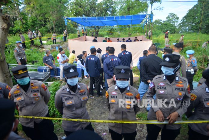 Detail Hasil Autopsi Ulang Jasad Afif Maulana Dirilis, Ini Kesimpulan Petugas kepolisian mengawal proses pembongkaran kuburan jasad Afif Maulana, saat proses ekshumasi di Padang, Sumatera Barat, Kamis (8/8/2024). Polda Sumbar mengabulkan permintaan keluarga remaja SMP yang tewas diduga dianiaya polisi itu dengan melakukan ekshumasi atau penggalian kubur dan autopsi ulang di Instalasi Forensik RSUP M Djamil Padang untuk mengetahui penyebab kematian korban.
