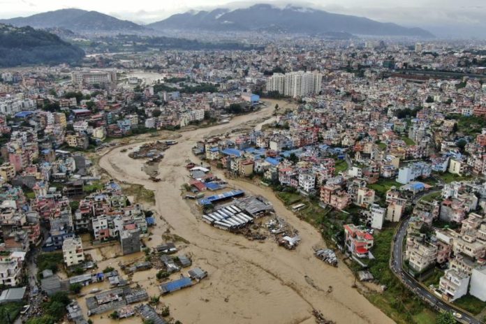Banjir dan Longsor Menewaskan 66 Orang di Nepal Sungai Bagmati terlihat banjir akibat hujan lebat di Kathmandu, Nepal, Sabtu, 28 September 2024.
