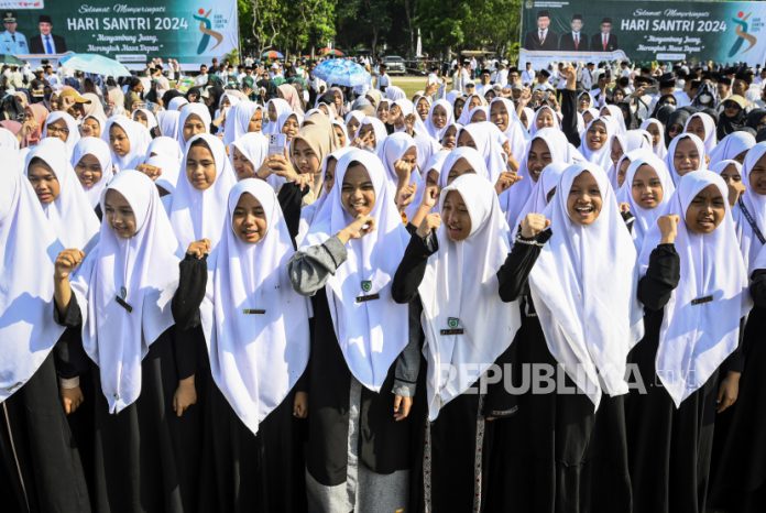 GP Ansor Gelar Apel Pasukan Bertabur Angka 8 di Hari Sejumlah santri menyanyikan Mars Santri saat mengikuti upacara memperingati Hari Santri Nasional di Lapangan Maulana Yudha Negara, Tigaraksa, Kabupaten Tangerang, Banten, Selasa (22/10/2024). Upacara yang diikuti perwakilan pondok pesantren se-Kabupaten Tangerang tersebut mengusung tema Menyambung Juang, Merengkuh Masa Depan.