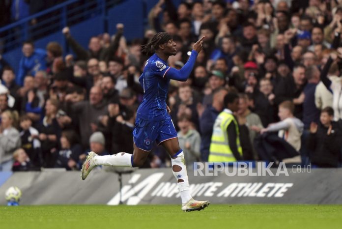 Chelsea Gagal Kantongi Poin Penuh Saat Jamu Nottingham Forest di Pemain Chelsea Noni Madueke melakukan selebrasi seusai mencetak gol ke gawang Nottingham Forest dalam pertandingan sepak bola Liga Premier Inggris di Stamford Bridge, London, Ahad (6/10/2024).