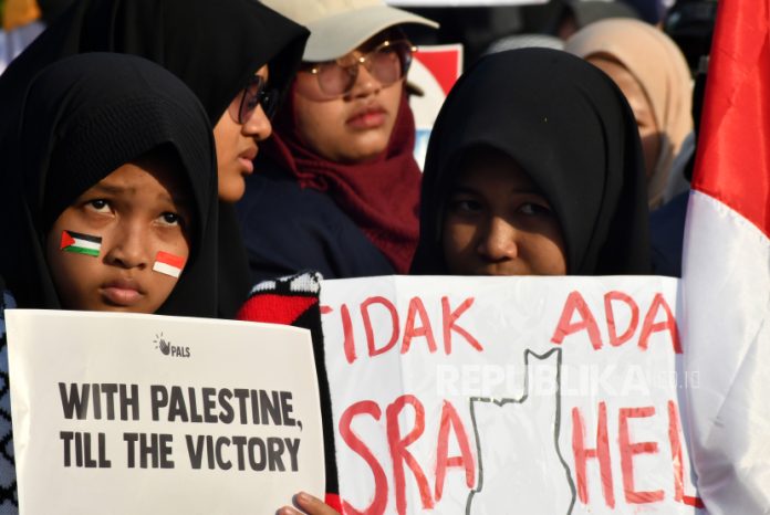 Peringati Setahun Genosida Israel di Palestina, Pemuda Gelar Aksi di Peringati Setahun Genosida Israel di Palestina, Pemuda Gelar Aksi di Tugu Kujang