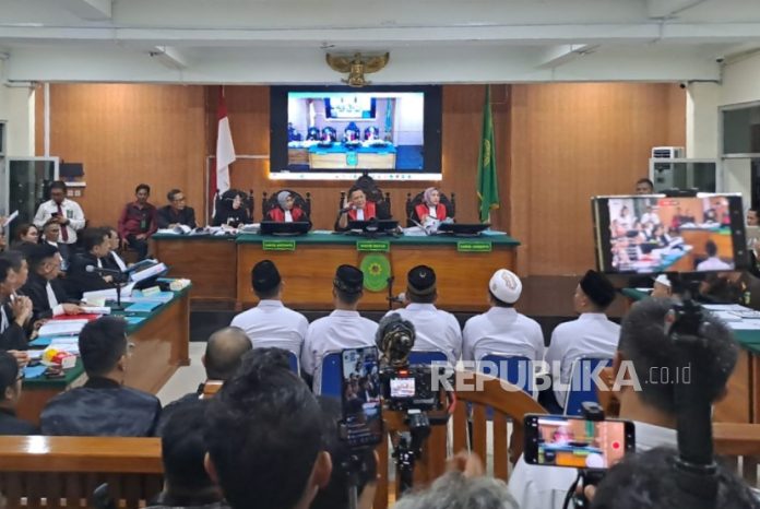 Sidang PK Belum Diputus, Ini Keyakinan Keluarga Vina Sidang perdana PK yang diajukan oleh enam terpidana kasus Vina digelar di Pengadilan Negeri Cirebon