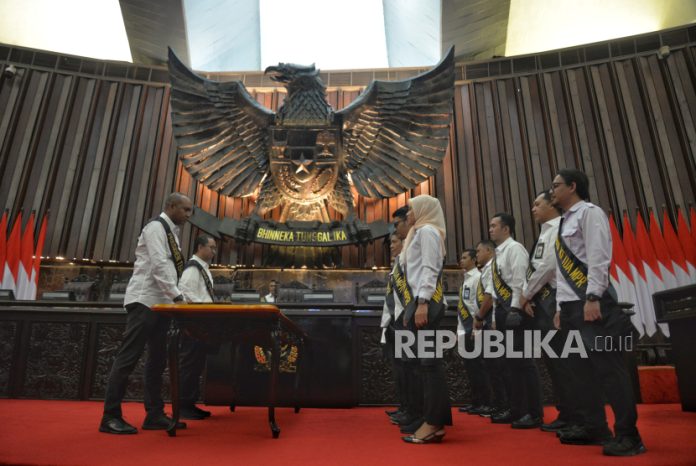 Gedung Parlemen Dihiasi Ornamen Bunga Jelang Pelantikan Presiden Pegawai MPR melakukan gladi kotor pelantikan presiden dan wakil presiden di Ruang Rapat Paripurna I, Gedung Nusantara, Kompleks parlemen, Jakarta, Jumat (18/10/2024). Gladi tersebut dilakukan untuk persiapan menjelang pelantikan Presiden dan Wakil Presiden terpilih masa bakti 2024-2029 Prabowo Subianto dan Gibran Rakabuming Raka yang akan dilaksanakan pada Ahad (20/10/2024).