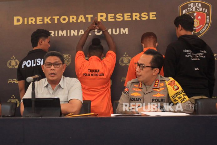 Polda Metro Periksa 30 Polisi di Kasus Pembubaran Paksa Diskusi Wakapolda Metro Jaya Brigjen Pol. Djati Wiyoto Abadhy (kiri) dan Kabid Humas Polda Metro Jaya Kombes Pol. Ade Ary Syam Indradi (kanan) menyampaikan keterangan kepada wartawan terkait kasus pembubaran paksa diskusi di Mapolda Metro Jaya, Jakarta, Minggu (29/9/2024). Polda Metro Jaya telah menangkap lima orang dan telah menetapkan dua tersangka terkait kasus pembubaran paksa acara diskusi Silaturahmi Kebangsaan Diaspora Bersama Tokoh dan Aktivis Nasional yang digelar Forum Tanah Air (FTA) di Kemang, Jakarta Selatan pada Sabtu (29/9/2024).