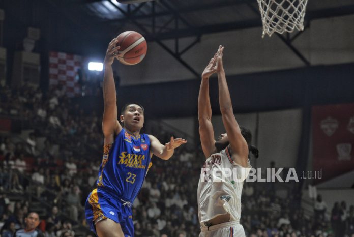 Pebasket Satria Muda Pertamina Jakarta Alvan Seputra berusaha melewati pemain Pelita Jaya Jakarta pada laga final game 2 IBL All Indonesian Piala Menpora di Hall Basket Senayan, Gelora Bung Karno, Jakarta, Sabtu (5/10/2024). Pelita Jaya berhasil mengalahkan Satria Muda dengan skor 72-55. Dengan hasil ini membuat gelar juara IBL All Indonesian piala Menpora harus ditentukan pada final game 3 yang dijadwalkan berlangsung besok, Ahad (6/10/2024).