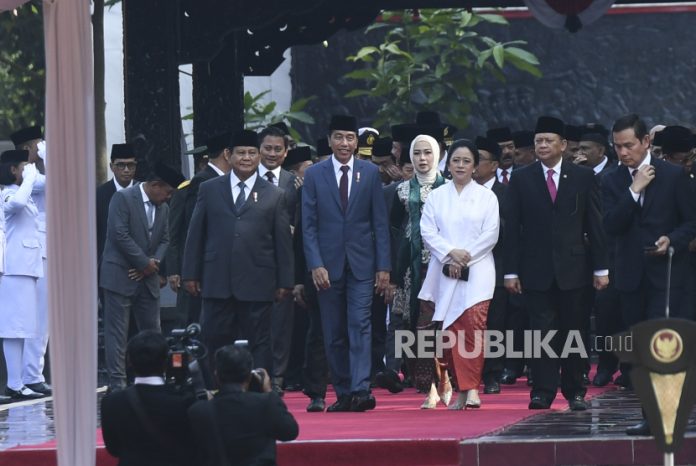 Masyarakat Diajak Jaga Stabilitas dan Persatuan di Tengah Transisi Kepemimpinan Presiden Joko Widodo (kedua kiri) didampingi Menteri Pertahanan yang juga Presiden terpilih Prabowo Subianto (kiri), Ketua DPR Puan Maharani (kedua kanan) dan Ketua MPR Bambang Soesatyo (kanan) menghadiri upacara peringatan Hari Kesaktian Pancasila di Monumen Pancasila Sakti, Lubang Buaya, Jakarta, Selasa (1/10/2024). Peringatan Hari Kesaktian Pancasila 2024 mengusung tema Bersama Pancasila Kita Wujudkan Indonesia Emas.