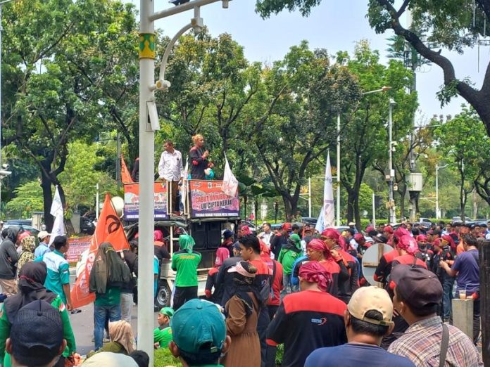 Buruh Tuntut Kenaikan Upah 8-10 Persen pada 2025, Mungkinkah? Massa buruh melakukan aksi di depan Balai Kota DKI Jakarta, Rabu (30/10/2024).