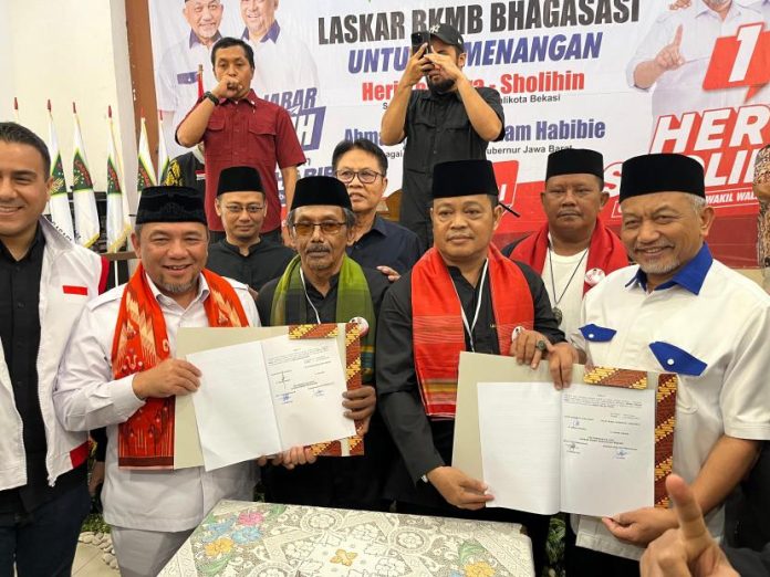 Laskar BKMB Bhagasasi Dukung ASIH karena Punya Rekam Jejak Jelas Pasangan ASIH ini mendapat dukungan dari Laskar Badan Kekeluargaan Masyarakat Bekasi (BKMB) Bhagasasi.