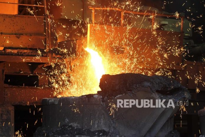 Ini Potensi dan Tantangan Besar Industri Nikel Indonesia yang Menanti Proses pembakaran bijih nikel (ilustrasi)