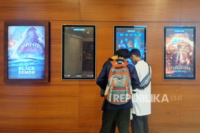 LSF: Masih Banyak Penonton tak Peduli Kategori Usia Saat Nonton Pengunjung berada didepan poster film di bioskop (ilustrasi). Menurut LSF, masih banyak penonton yang tidak peduli dengan kategori usia saat menonton film di bioskop.