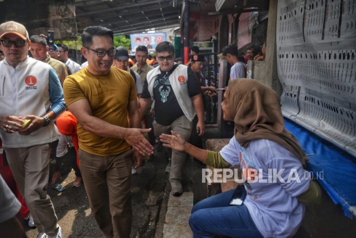 Ridwan Kamil Ingin JIS Jadi Markas Persija Calon Gubernur DKI Jakarta nomor urut 1 Ridwan Kamil (RK) menyalami warga saat mengunjungi kawasan RW 2 Kebon Pala, Kampung Makasar, Jakarta, Ahad (3/11/2024). Kedatangan RK disambut oleh para warga, simpatisan hingga tim marawis. Dalam kesempatan tersebut Ridwan Kamil (RK) menjelaskan tujuan kedatangannya dalam rangka menjemput dukungan dan menyerap aspirasi dari warga. RK juga menyampaikan program-programnya untuk Jakarta.