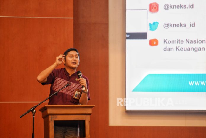 Potensi Kolaborasi Pengembangan Ekonomi dan Keuangan Syariah Indonesia-Malaysia Direktur Komite Nasional Ekonomi dan Keuangan Syariah (KNEKS) Sutan Emir Hidayat memaparkan materi dalam acara seminar nasional di Auditorium Fakultas Ekonomi dan Manajemen IPB University, Bogor, Jawa Barat, Sabtu (26/8/2023). Seminar tersebut mengangkat tema Menghadapi Ketidakpastian Global Melalui Optimalisasi Pembangunan Ekonomi Syariah Berkelanjutan yang diikuti oleh tamu undangan dan mahasiswa Fakultas Ekonomi dan Manajemen IPB University.