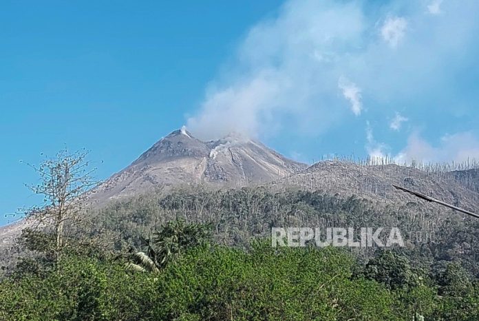 Korban Letusan Gunung Lewotobi Laki-Laki Bertambah Jadi 10 Orang: Tertimpa Gunung Lewotobi Laki-Laki mengeluarkan asap vulkanik terlihat dari Kecamatan Ile Bura, Kabupaten Flores Timur, Nusa Tenggara Timur, Senin (4/11/2024). Badan Pencarian dan Pertolongan atau Basarnas yang berbasis di Kabupaten Maumere menyatakan data korban meninggal dunia akibat erupsi Gunung Lewotobi Laki-Laki per Senin 4 November 2024 pukul 11.51 Wita berjumlah 10 orang.
