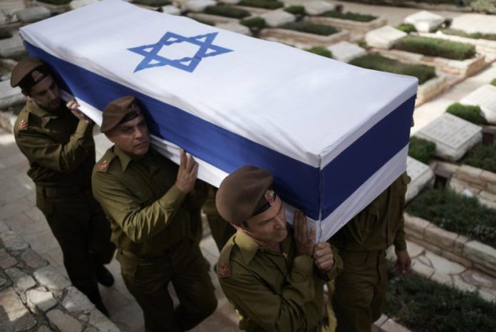 50 Ribu Tentara IDF tak Bisa Membuat Israel Menguasai Satu Pasukan Israel menggotong peti mati perwira IDF yang tewas dalam aksi di Lebanon, saat pemakamannya di Mount Herzl di Yerusalem, Jumat, 25 Oktober 2024.