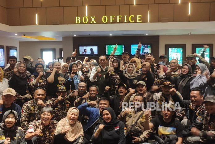 FKPPI Semakin Percaya Dandan-Arif akan Buat Bandung Asikk Paslon nomer urut satu tersebut menghadiri undangan Forum Komunikasi Putra-Putri TNI/Polri (FKPPI) Kota Bandung untuk menonton Film Anak Kolong di salah satu bioskop di Jalan Djunjunan Kota Bandung, Jumat (15/11/24).