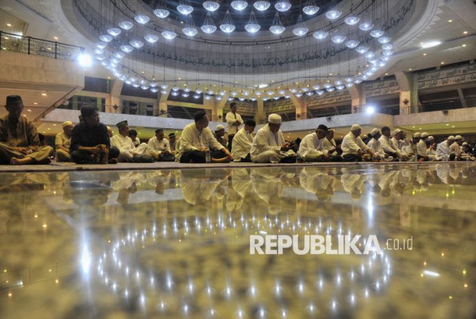 Dzikir Akbar Malam Pergantian Tahun di Masjid At-Tin