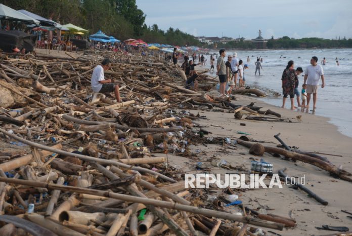 Pantai Kuta Dipenuhi Sampah Kiriman