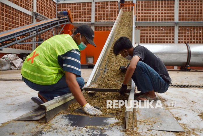 TPST Tegallega Bandung Olah Sampah Jadi Bahan Bakar Alternatif