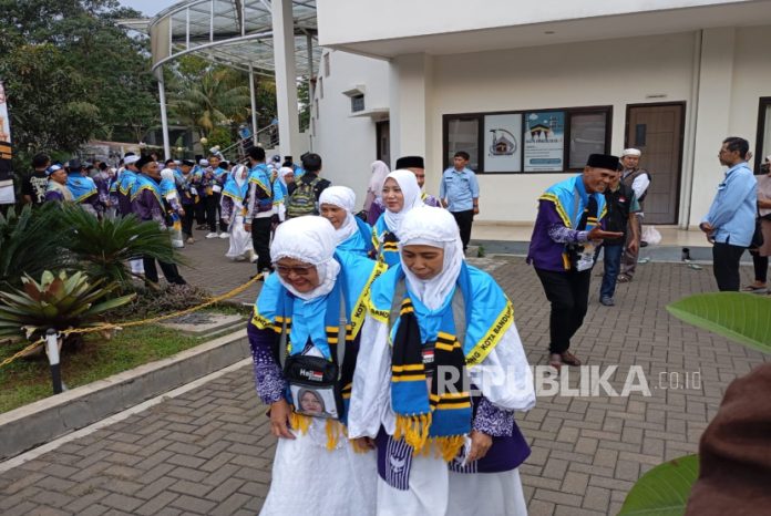 Ratusan Calon Jamaah Haji Kloter Pertama Asal Bandung Diberangkatkan ke