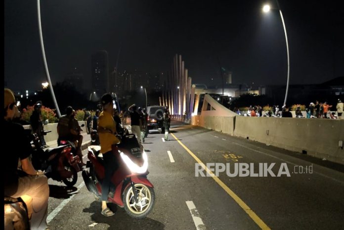 Flyover Summarecon Bekasi Dijaga Tentara Bersenjata, Warga Ricuh di Dekat