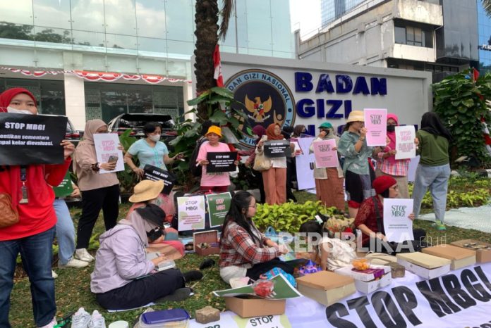 Ibu-Ibu Demo di Depan Kantor BGN, 'Program MBG Justru Timbulkan