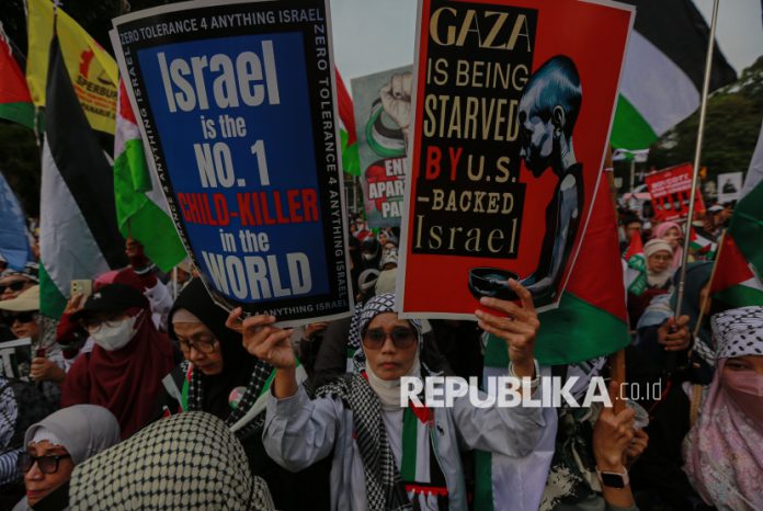 Massa Gelar Aksi Indonesia Lawan Genosida di Patung Kuda pada